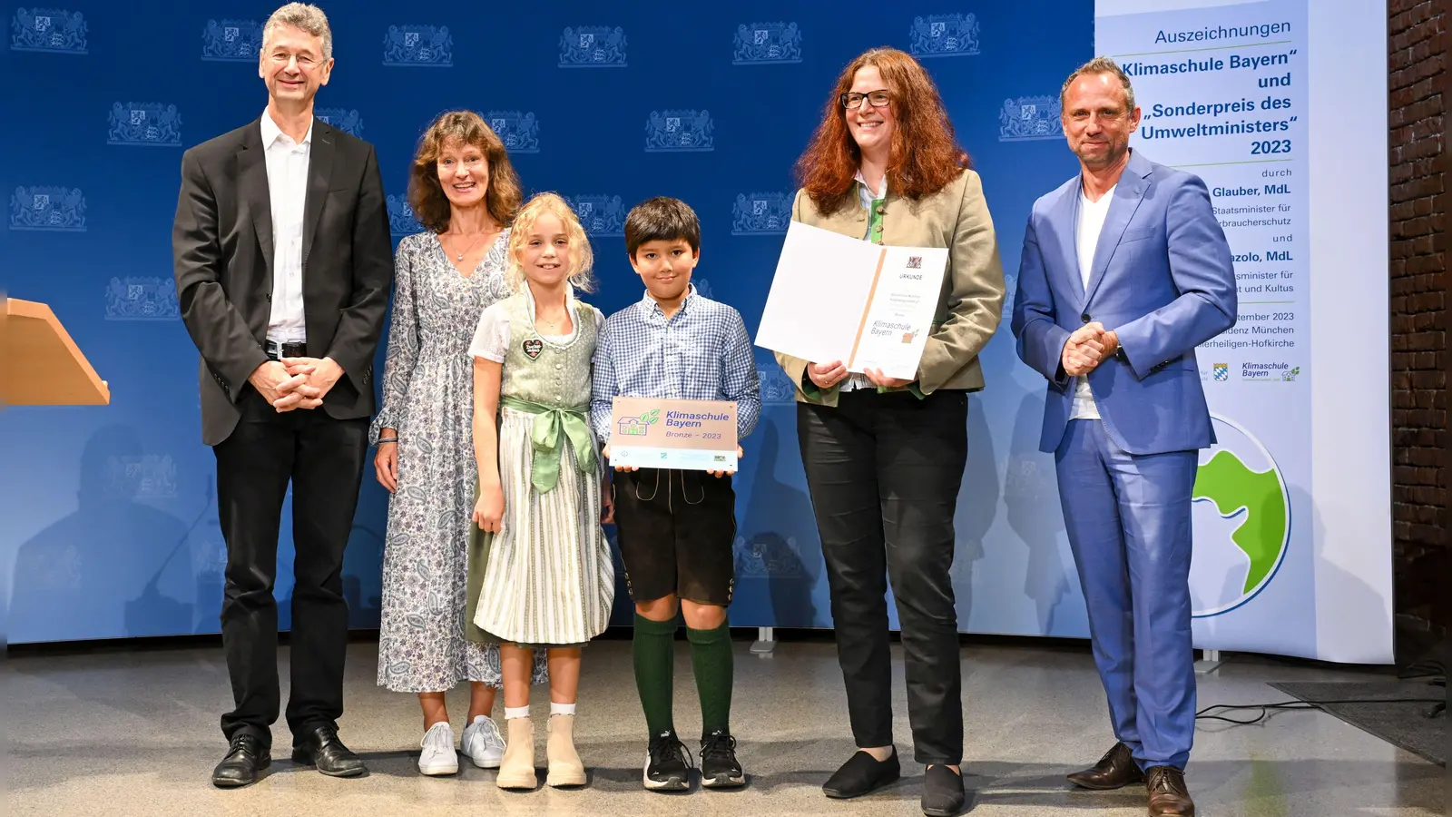 Der (seinerzeitige) Kultusminister Michael Piazolo (links) und Umweltminister Thorsten Glauber (rechts) zeichneten die Haldenbergschule als „Klimaschule” aus. (Foto: Tobias Hase / stmuk)