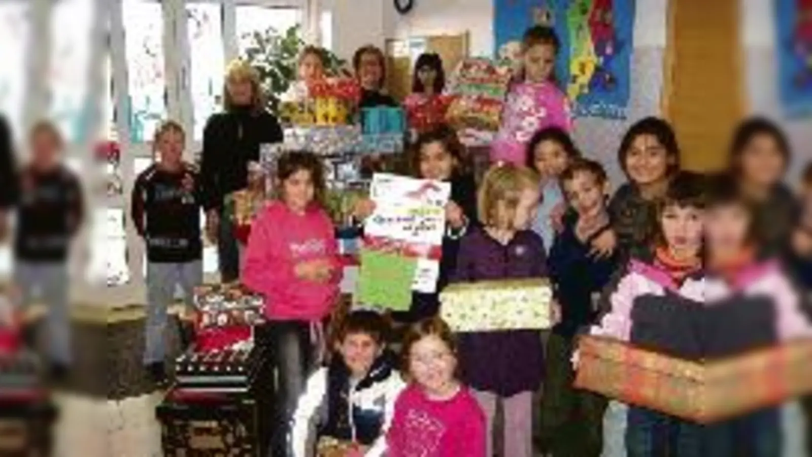 Der Stapel mit Päckchen für Kinder in Not ist groß geworden  Kinder und Mitarbeiter des Caritas-Kinderhortes  (freuts.Foto: VA)