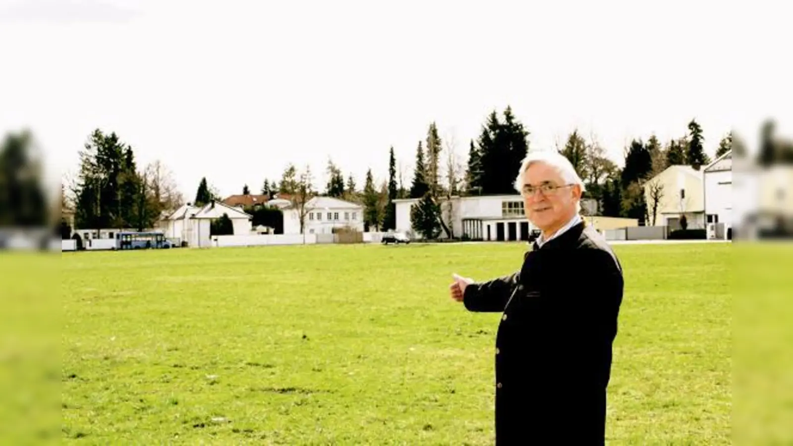 Wolfgang Kuny hofft, dass das Sozialzentrum auf dem 15.600 Quadratmeter großen Gelände an der Tobrukstraße bald gebaut werden kann.	 (Foto: hol)