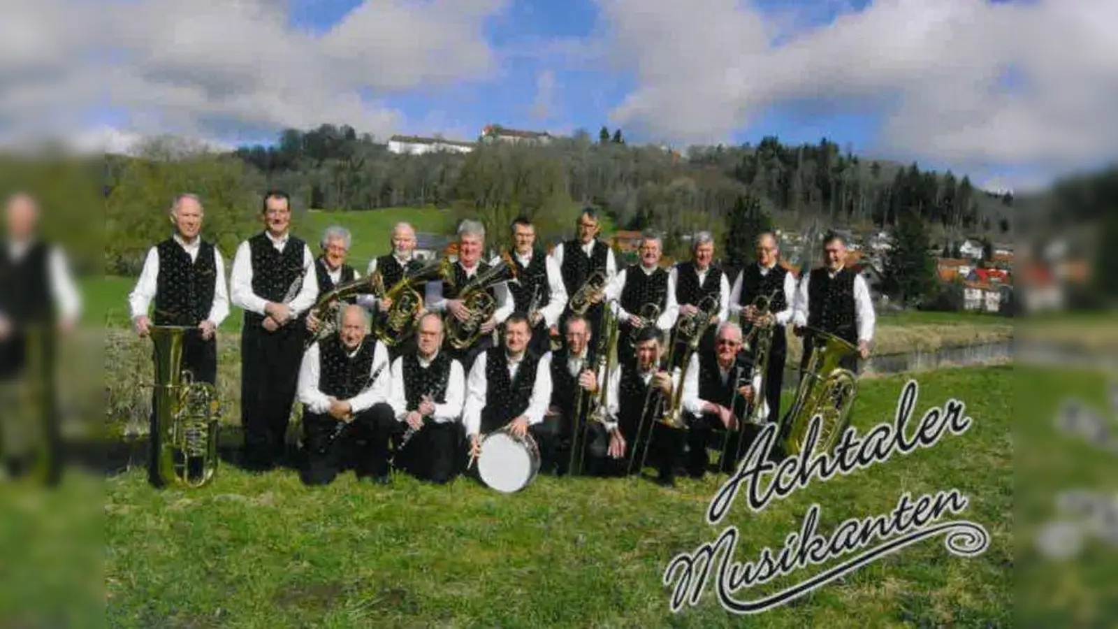 Achtaler Musikanten: Die 17 Musiker spielen Egerländer Musik (Schlagzeuger Peter Koneberg ist Mitglied im Egerländer Fanclub). Die Kapelle wurde vor fünf Jahren gegründet. (Foto: pi)