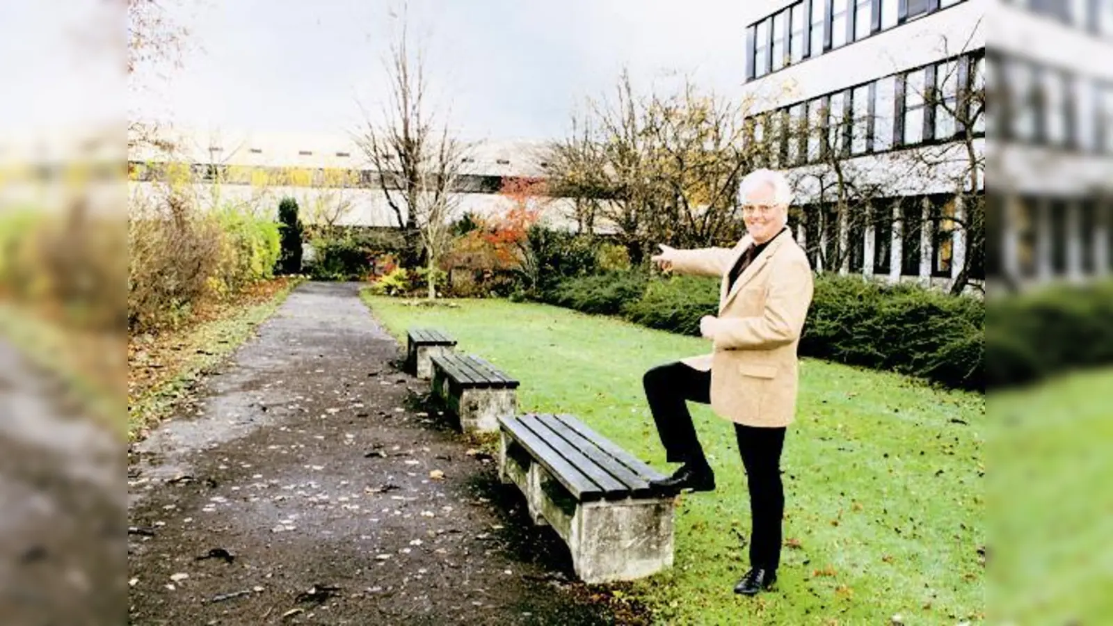 Schulleiter Wolfgang Hansjakob freut sich auf die dringend nötige Erweiterung des Wilhelm-Hausenstein-Gymnasiums. Auf der Nordseite der Schule wird ab 2011 ein Neubau entstehen, das 40 Jahre alte Schulhaus wird saniert. 	 (Foto: ko)