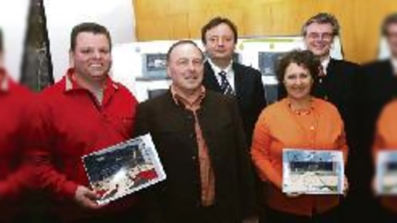 Machen Neufahrn zum regionalen Unterhaltungszentrum Nummer eins: Investor Martin Gritz, Betreiber Paul Fläxl, Erdmann Gritz (rechtlicher Berater des Investors), Angela Lipp-Fläxl und Bürgermeister Rainer Schneider (v.li.).	  (Foto: ba)