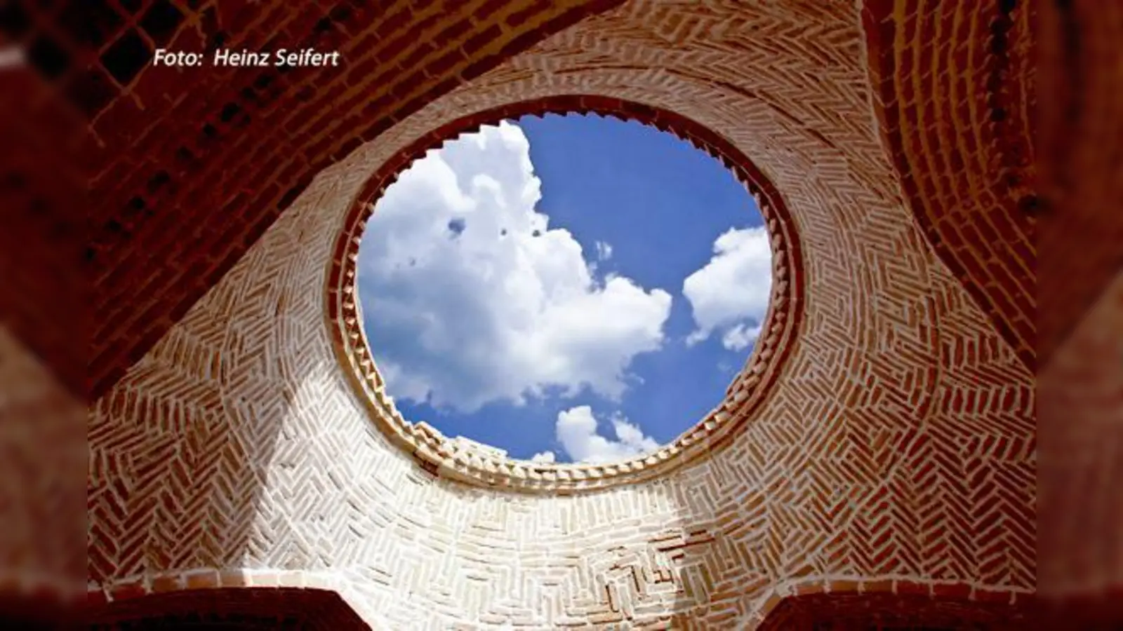 Wie der Blick zum Himmel aus dieser kleinen Kapelle, gibt es überall »Lichtblicke«.	 (Foto: Heinz Seifert)