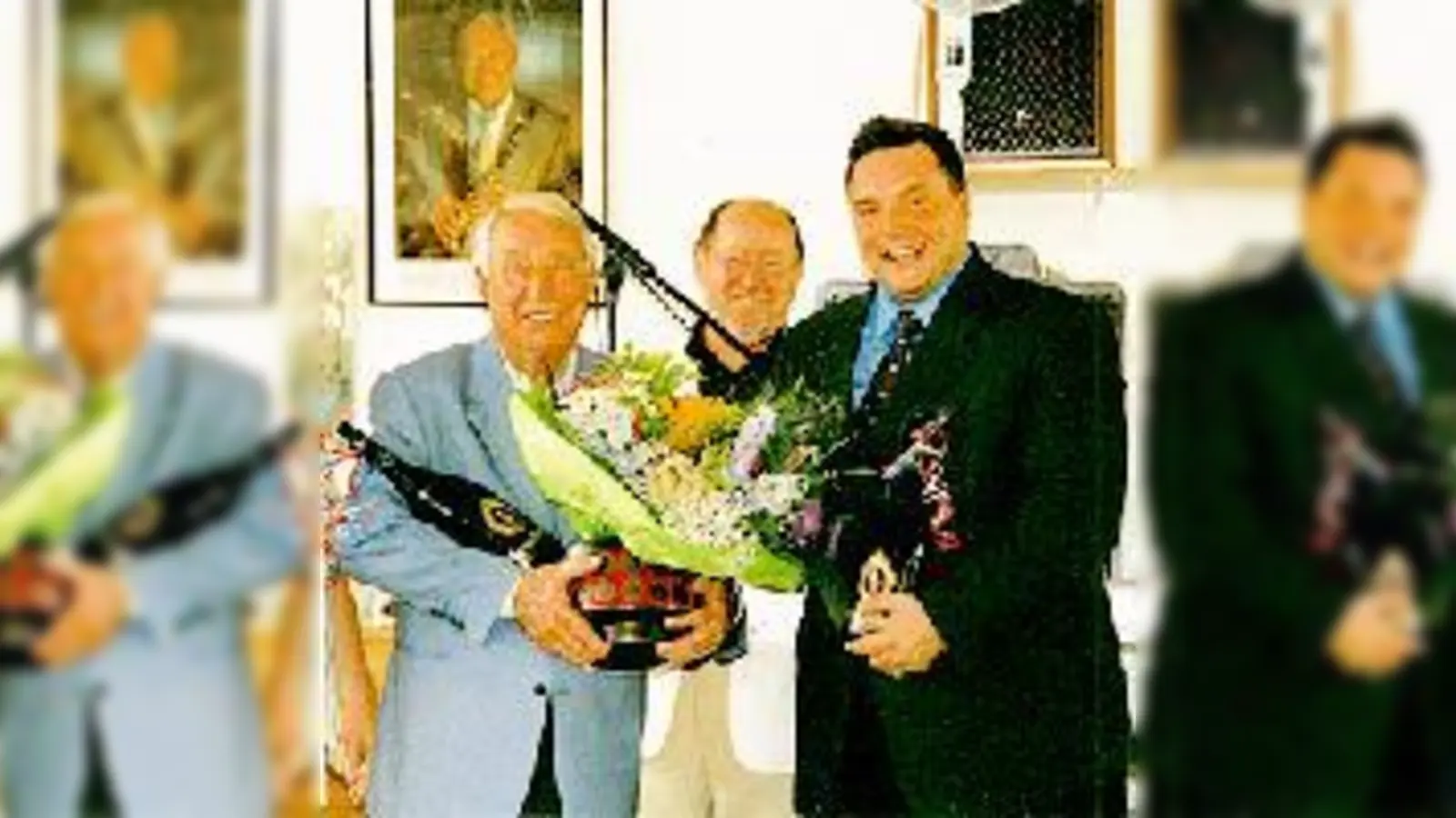 Hugo Strasser (li), Star des Abends, mit Ulrich Egger, Leiter des ASZ.	 (Foto: ASZ)