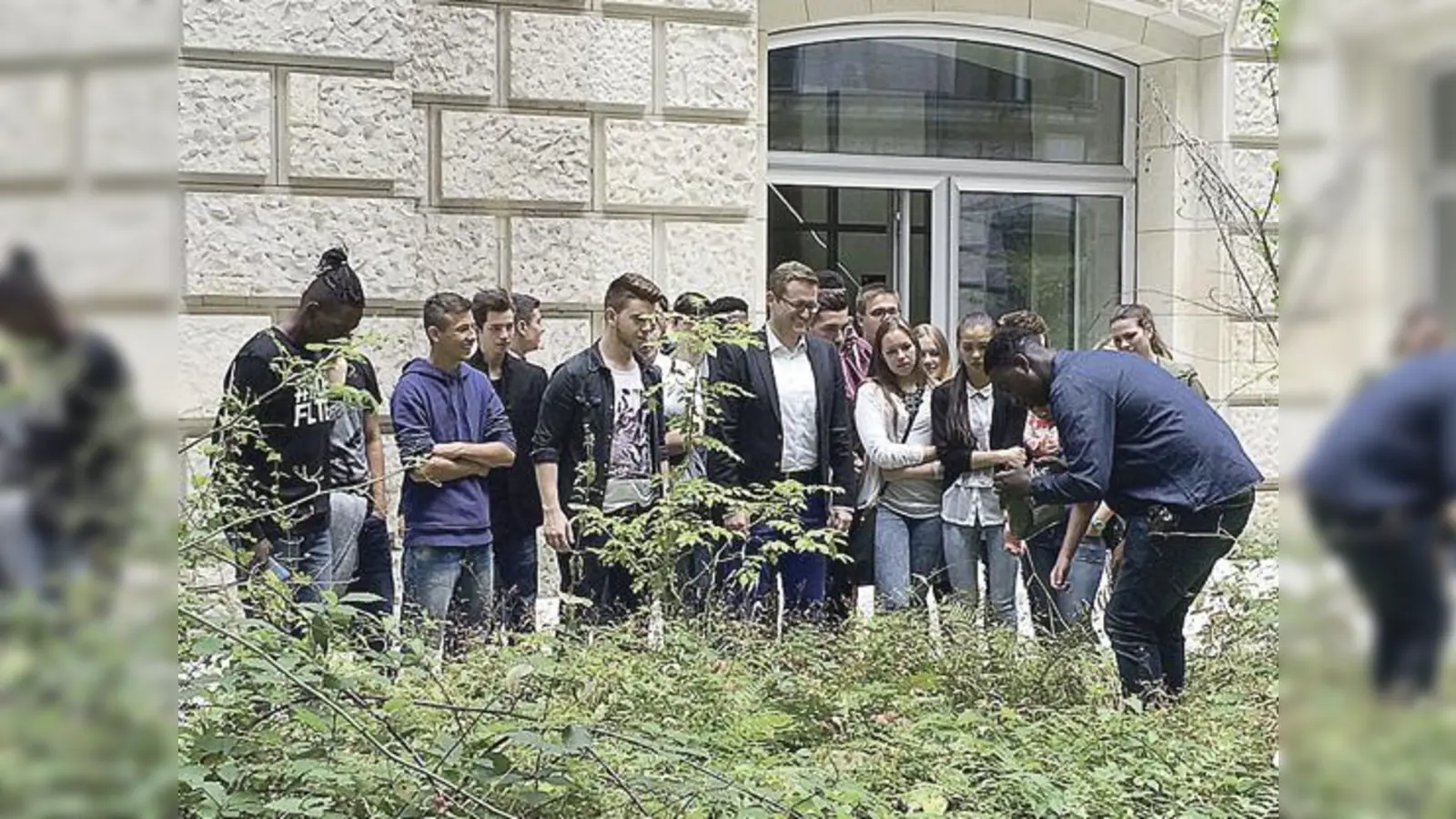 MdB Wolfgang Stefinger mit Schülern der Mittelschule an der Wörthstraße beim Ausbringen der Erde in das Kunstwerk »Der Bevölkerung« im Deutschen Bundestag.	 (Foto: Bundestagsbüro Dr. Stefinger)