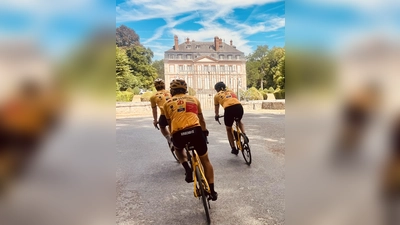 Auf dem Weg nach Paris: Das Team mitten in Frankreich. (Foto: Team Rynkeby)