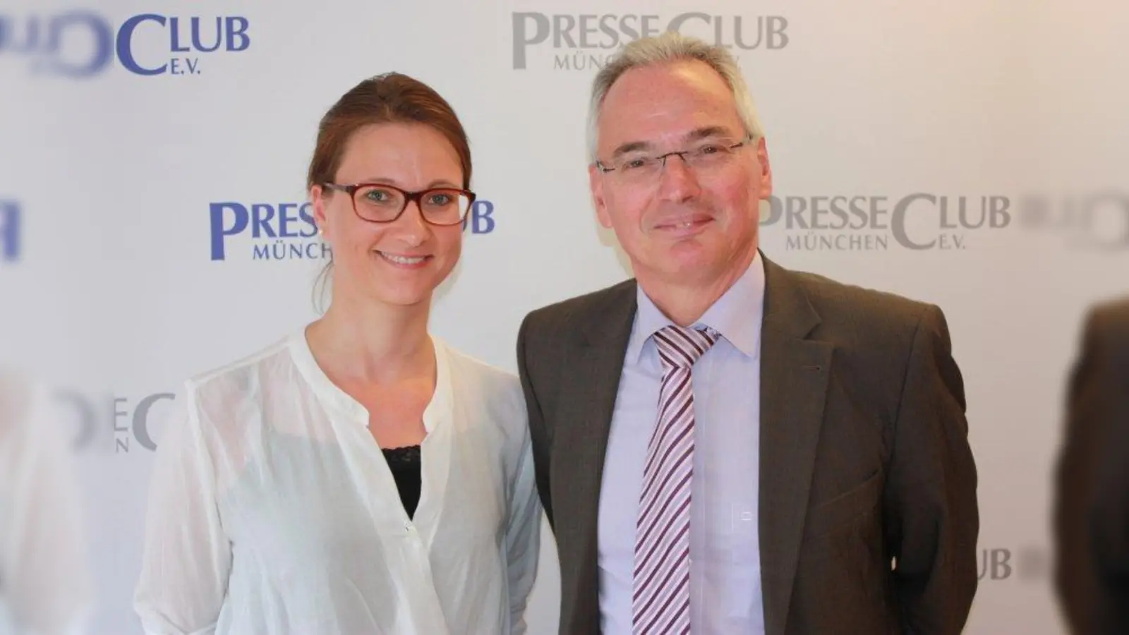 Ihre Schule ist erfolgreich: Hans Beyrle (Vorstandsvorsitzender der Stiftung ICP) und Janine Käufer (Leiterin der inklusiven Luise-Kiesselbach-Grundschule) stellten im Juni eine Petition an den Landtag vor, in dem sie um die Anerkennung und die sinnvolle Regelung der Fahrtkosten baten. Jetzt freuen sie sich über einen ersten Erfolg. (Foto: job)