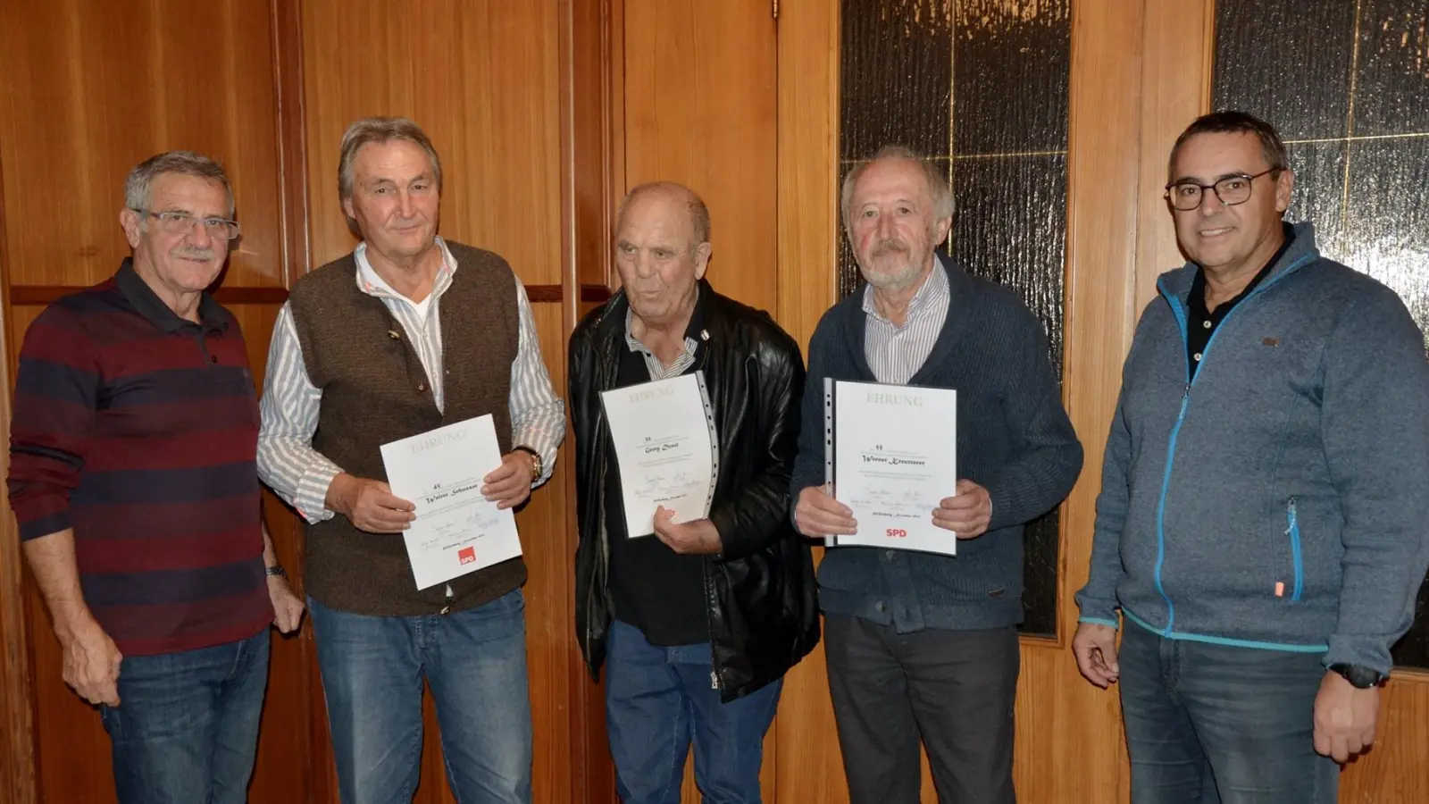 Wurden für ihre langjährige Treue zur SPD vom 2. Bürgermeister Robert Halbritter (rechts) geehrt (von links): Ludwig Paulus, Walter Schusser, Georg Dusel und Werner Kreutterer. Johannes Pfleger war leider verhindert. (Foto: SPD Peißenberg)