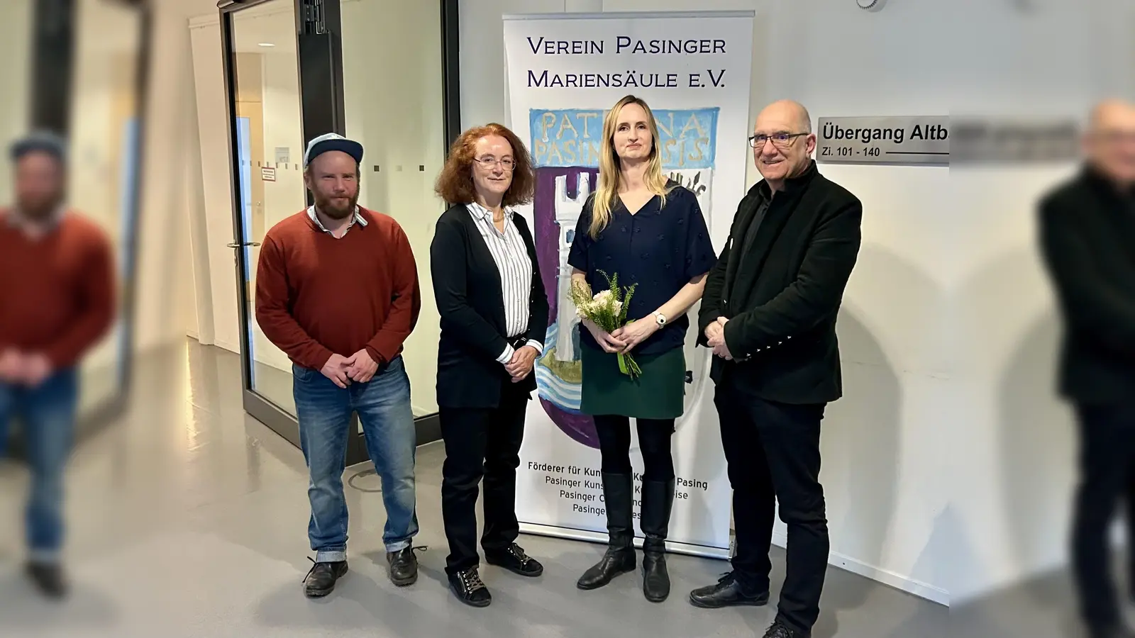 „Grenzen der Realität“ heißt die aktuelle Ausstellung im Pasinger Rathaus. Andreas Kirchmeier, Maria Osterhuber-Völkl, die Küsntlerin Dorothee Brunner und Frieder Vogelsgesang (v. l.). (Foto: Wittmann)