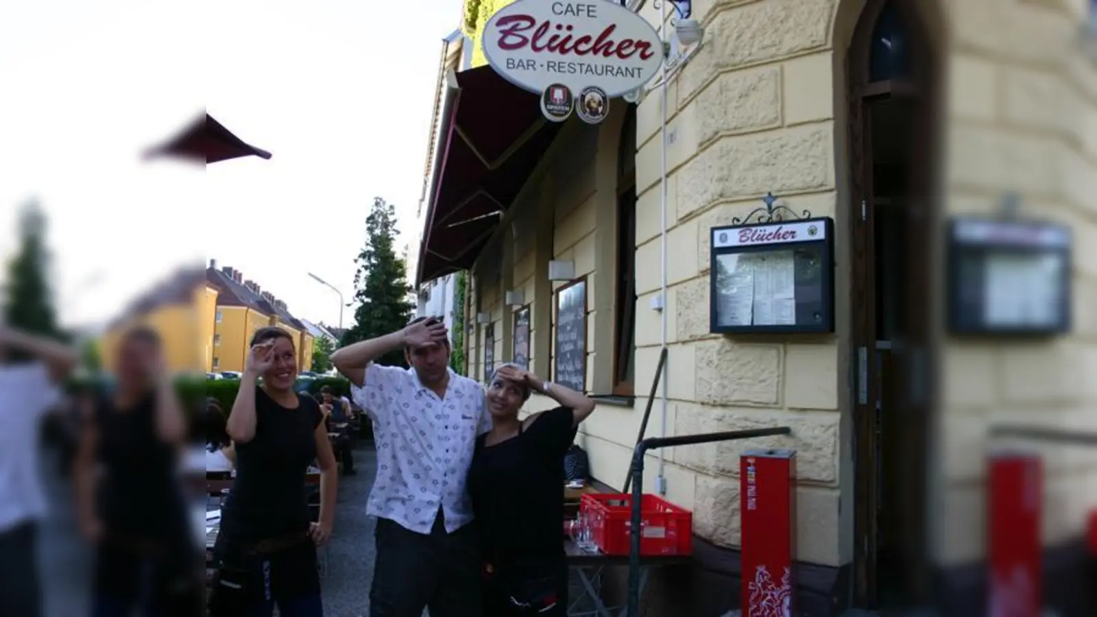 In trockenen Tüchern ist die Rettung des Milbertshofener Biergartens noch nicht; aber die Vorzeichen sind positiv, und der Wirt, Teofil Kucic, kann aufatmen  hier mit den beiden Bedienungen Nicole (links) und Sonya.	 (Foto: em)