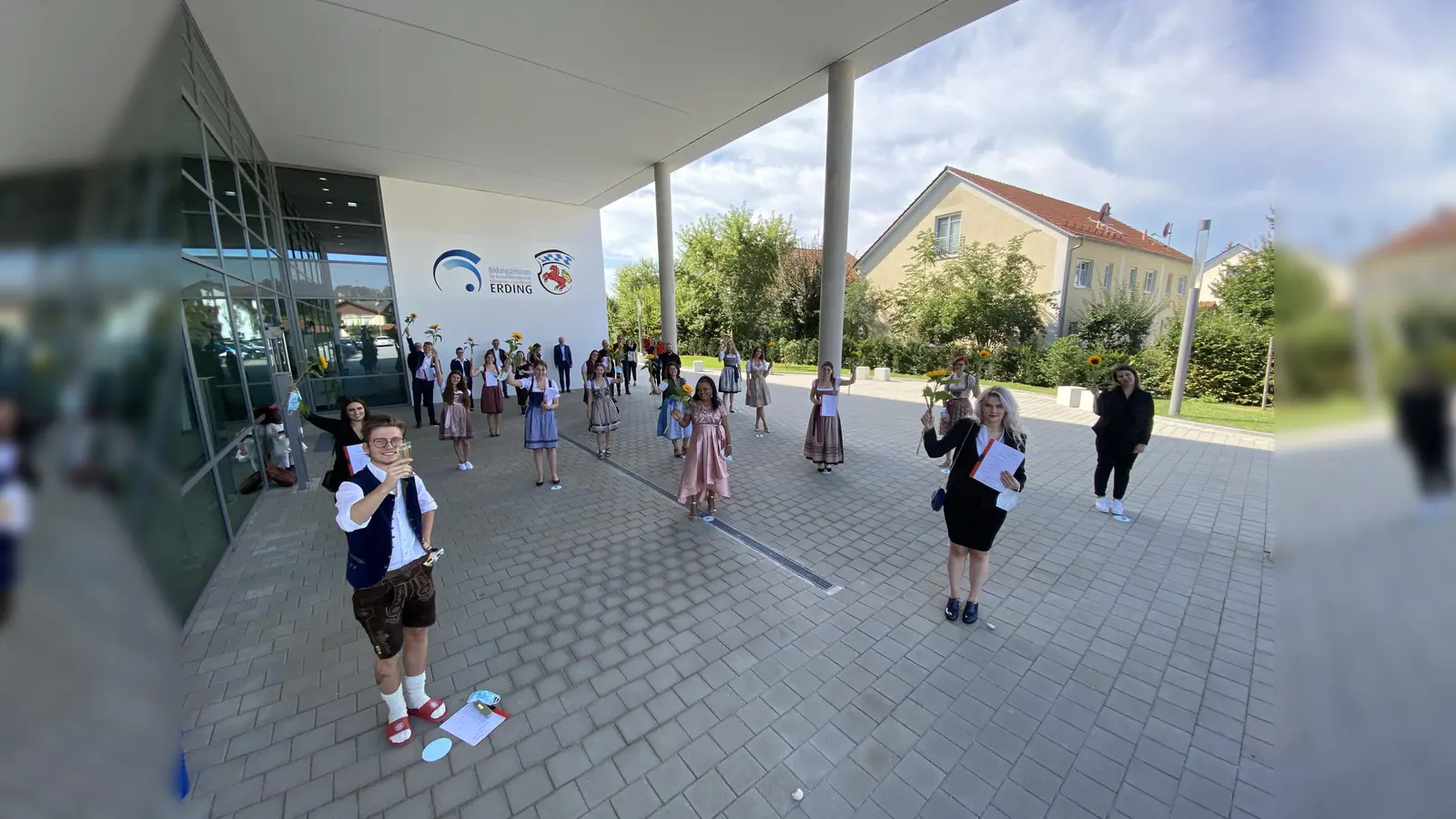 Über die Hälfte der 22 ehemaligen Pflegeschüler bleiben dem Klinikum als ausgebildete Pflegefachkräfte erhalten. (Foto: LRA )