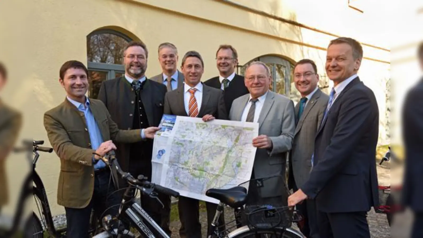 Die acht Bürgermeister der NordAllianz präsentierten die neue Radwegekarte und schwangen sich danach gleich selbst aufs Radl.	 (Foto: Stadt Garching)