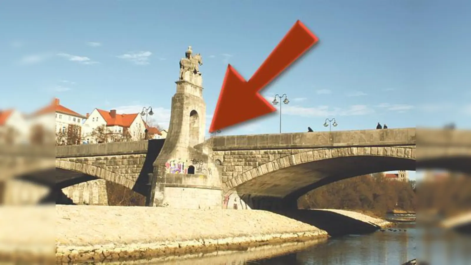 Robert Wildfeuer will das Geheimnis um die verschlossene Tür (Pfeil) an der Wittelsbacher Brücke  (Foto: Können sie eventuell sogar die Bürger nutzen?	js)