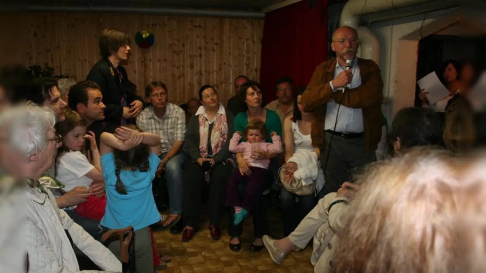 Ludwig Wörner (SPD) MdL und Vorsitzender des  BA 8, bot den Mietern an, ihnen dabei zu helfen, ein Gespräch mit dem Vermieter zustande zu bringen. (Foto: tg)