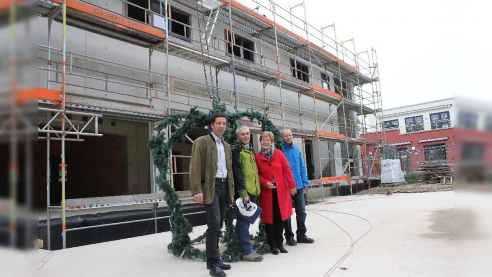 Letztes Richtfest am Familienzentrum Planegg, bevor der Betrieb im nächsten Jahr aufgenommen wird: (v.l.) Polier Andreas Depauli, Architekt Jürgen Gollwitzer, Bürgermeisterin Annemarie Detsch und Bauamtsleiter Andreas Löbe. (Foto: US)