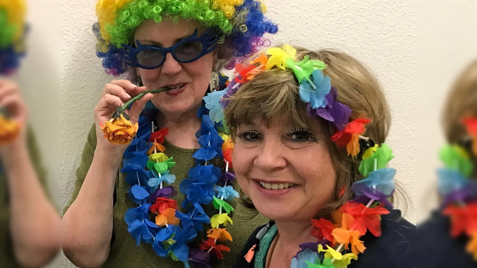 Kursleiterin Elli Hanner (im Vordergrund) und Elisabeth (79) von der Handarbeitgruppe „Masche mit Herz“ beteiligen sich am Aktionstag „Roses against Violence“. (Foto: die_mitterfelder)