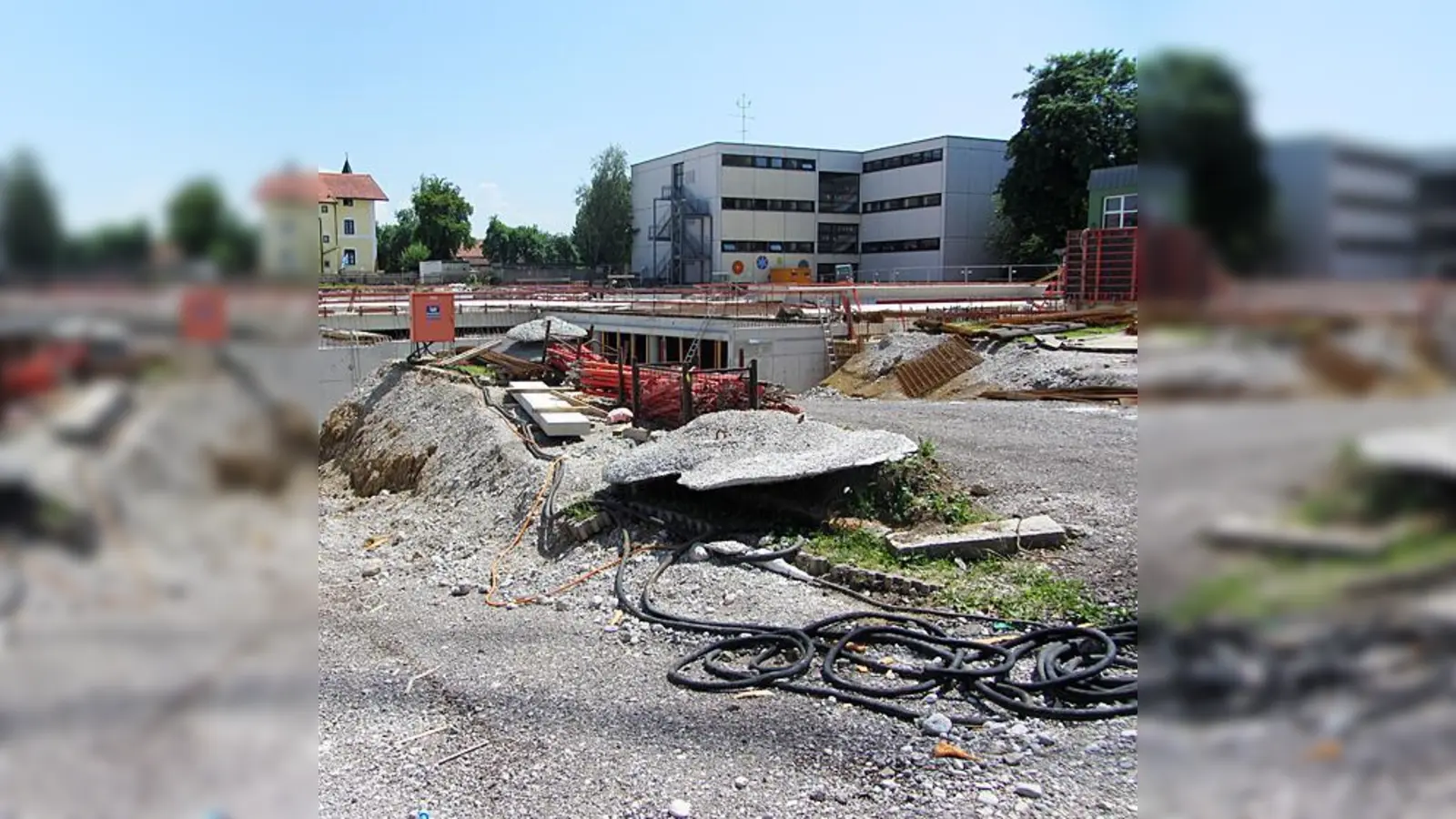 Noch ist von einem Sportplatz nichts zu sehen: Das zukünftige Schulsportgelände wird derzeit vollständig unterkellert. 	 (Foto: VA)
