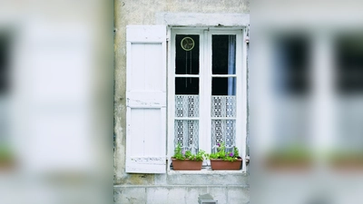 Die Sanierung von alten Fenstern spart nicht nur Energie, sondern steigert auch den Wert der Immobilie. (Foto: photos.com)