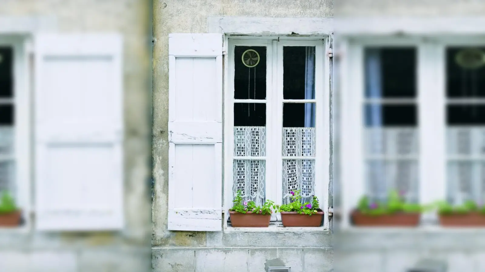 Die Sanierung von alten Fenstern spart nicht nur Energie, sondern steigert auch den Wert der Immobilie. (Foto: photos.com)