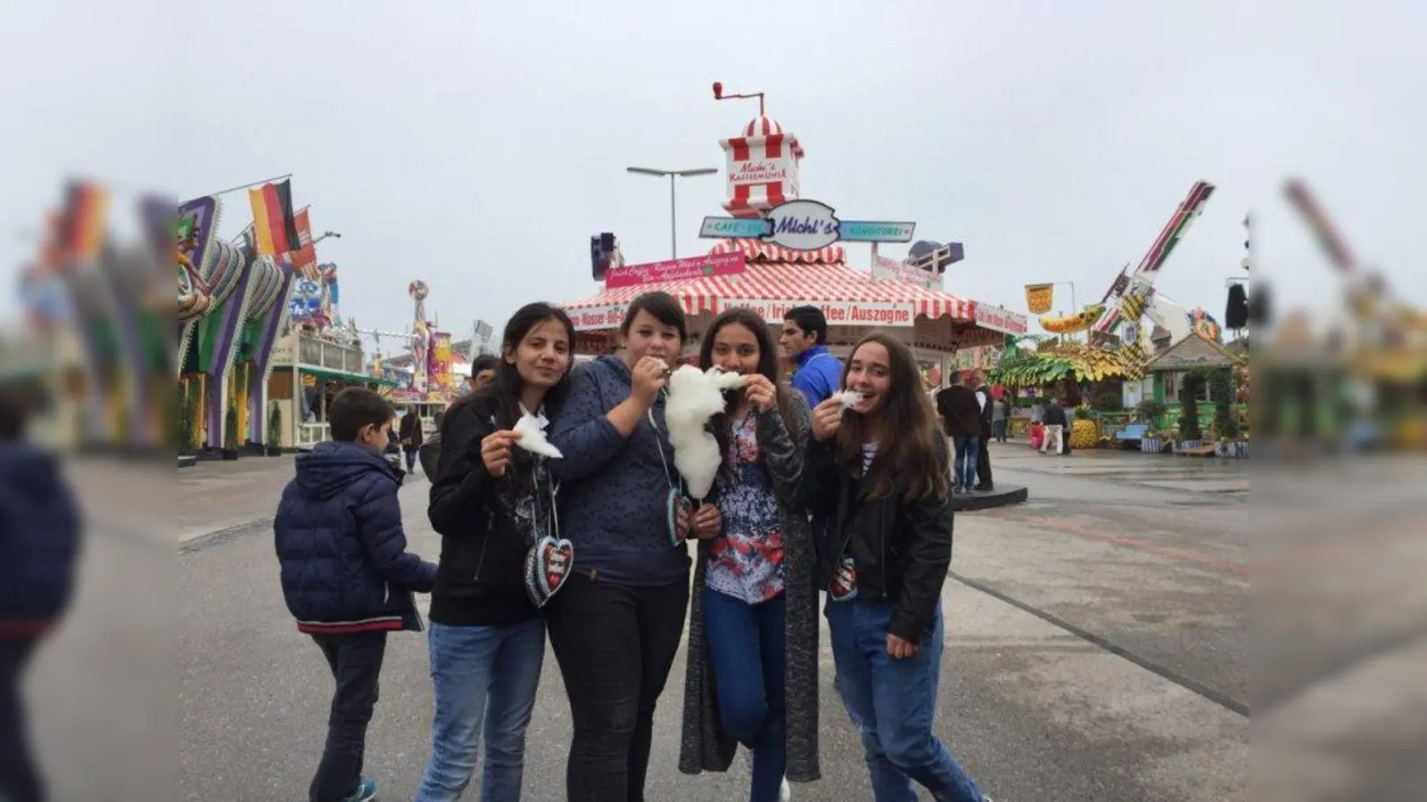 Schüler der Übergangsklasse „probieren” den Wortschatz, die sie vorab im Unterricht erlernt haben. (Foto: MLLV)