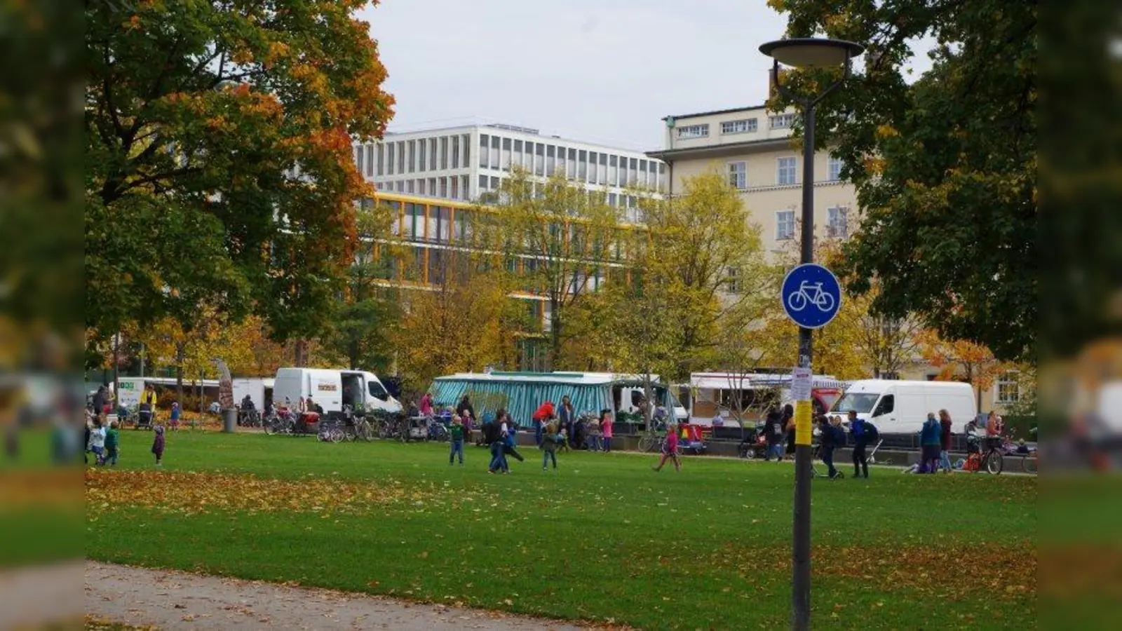 Der Georg-Freundorfer-Platz gehört zu den vielbesuchten Plätzen im Viertel. Nur wenige Stadtteilbewohner aber wissen, wer der Namensgeber war. Der Bezirksausschuss Schwanthalerhöhe forciert nun eine Umbenennung des Platzes. (Foto: kö)