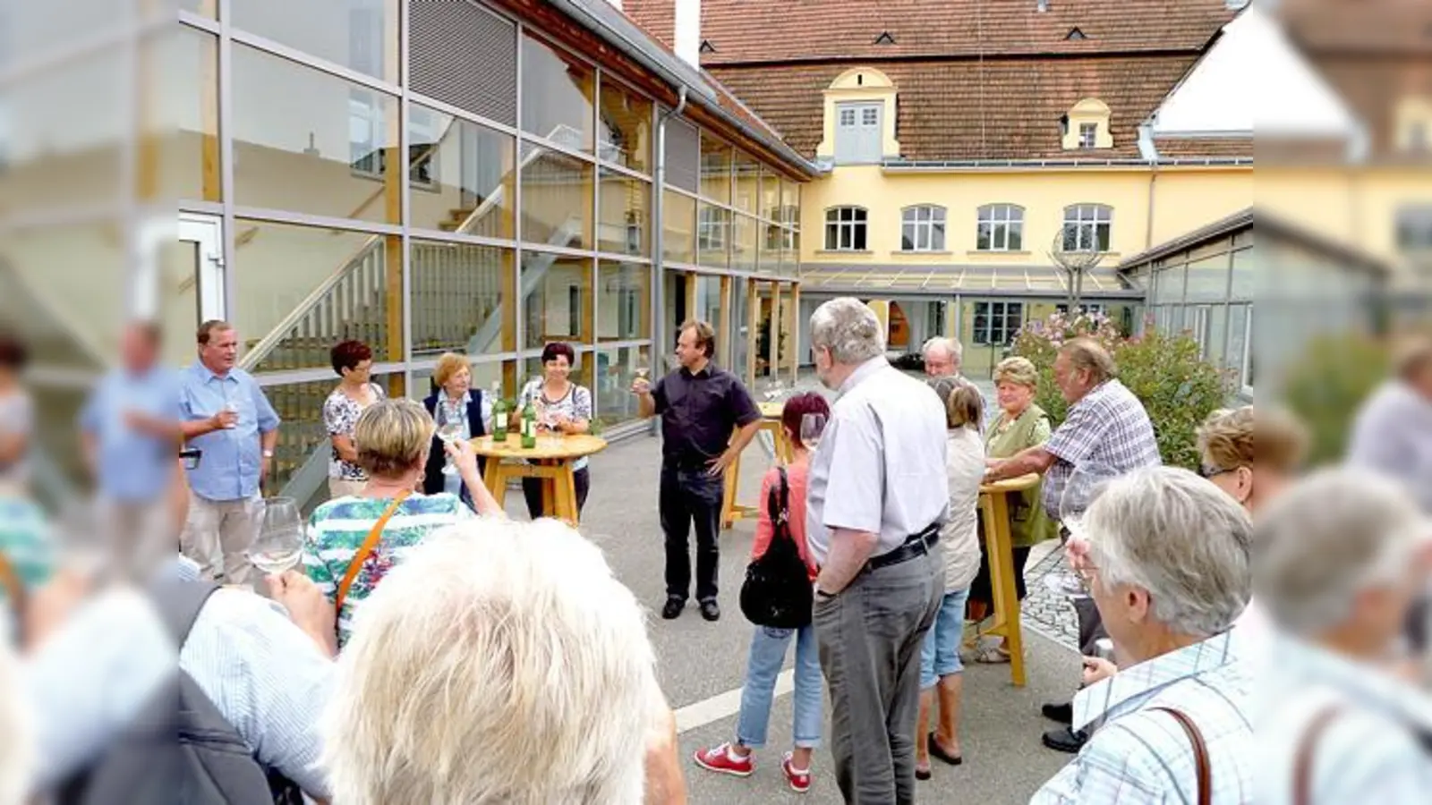 Die Frauenneuhartinger Reisegruppe war zu Gast auf dem ehemaligen Weinlesehof des Klosters Ebersberg in Rohrendorf.	 (Foto: privat)