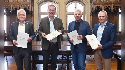 Wollen gemeinsam nachhaltiger wirken: Die Bürgermeister Peter Münster (Eichenau), Andreas Haas (Germering), Dieter Reiter (München) und Norbert Seidl (Puchheim). (Foto: Robert Haas)