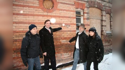 „Wir wollen so nah wie möglich am Original bleiben.“ V.l. die Bauverantwortlichen: Architekt Sebastian Kordowich, mfi-Projektleiter Lars Jähnichen, Bauleiter Falk Hartmann und Architektin Juli Rehm. (Foto: US)