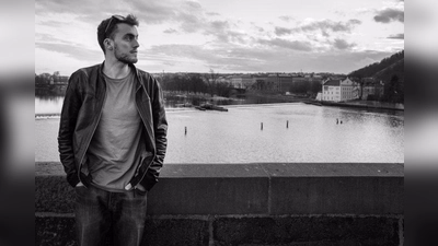 Ryan Keen singt seine eigenen Songs und spielt dazu Gitarre: Er slappt, er poppt, flitzt über das Griffbrett und missbraucht den Korpus als Cajon. (Foto: pi)