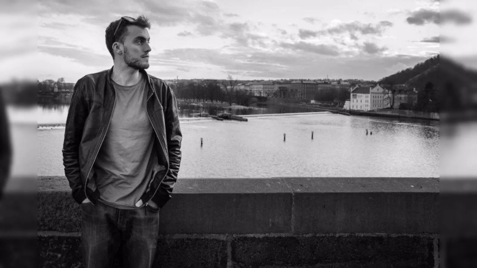 Ryan Keen singt seine eigenen Songs und spielt dazu Gitarre: Er slappt, er poppt, flitzt über das Griffbrett und missbraucht den Korpus als Cajon. (Foto: pi)