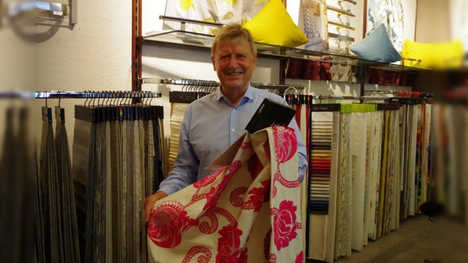Alles für ein schönes Zuhause: Raumausstatter Peter Fischer berät unter anderem in Stofffragen und zeigt eine Auswahl an prächtigen Mustern, Farben und Texturen. (Foto: kö)