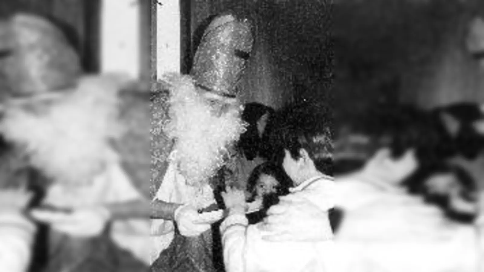 Der Nikolaus erfreut die Kleinen in der Seidlvilla.  (Foto: Privat)