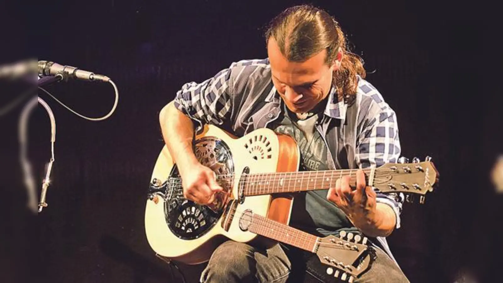 Der Schweizer Gitarrist Attila Vural beherrscht das Gitarrenspiel wie kaum ein zweiter. Am Samstag präsentiert er in Zorneding sein Ausnahmetalent.	 (Foto: Claudine Bosshard)