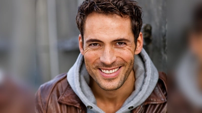 Alexander Mazza moderiert das Eröffnungs-Sommerfest des kbo-Kinderzentrums München. (Foto: Alexander Mazza)