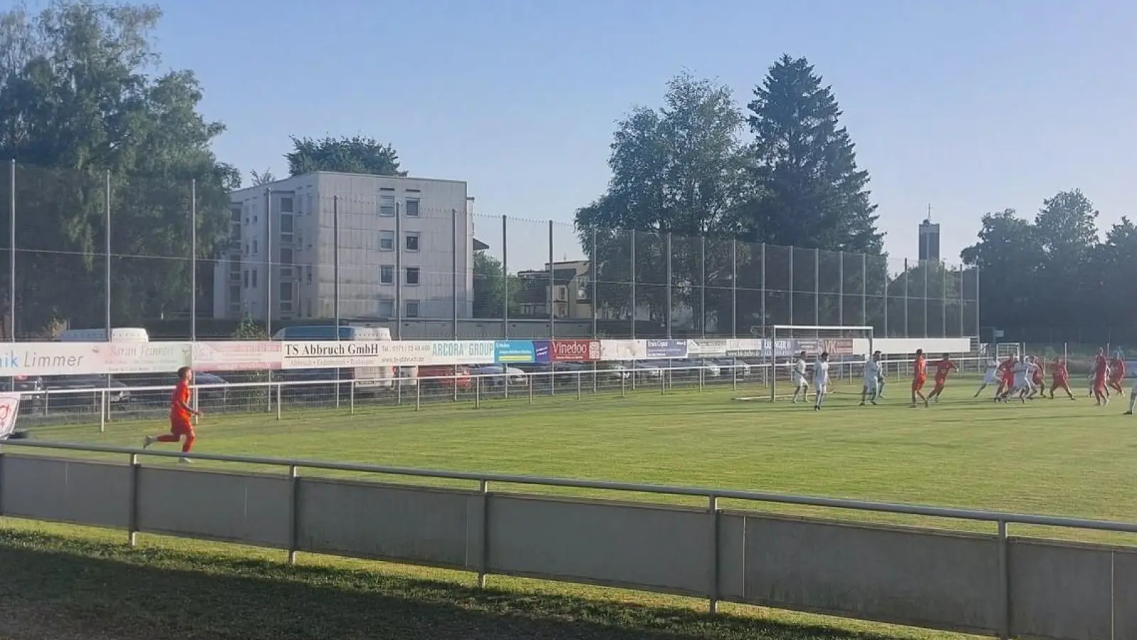 Vor dem Saisonstart stehen noch einige Testspiele an. So tritt der TSV Dachau 1865 (rot) beim SVN München an. (Foto: bas)