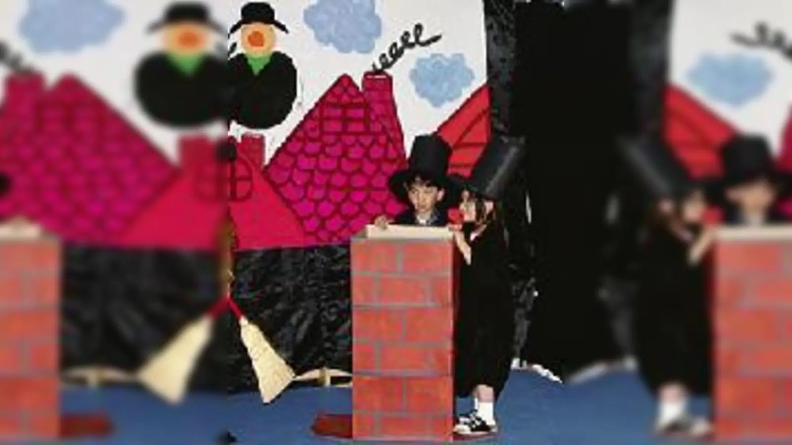 Neue Besen kehren  (Foto: Mit einem quirligen Theaterstück gestalteten die Kinder die Eröffnungsfeier.)