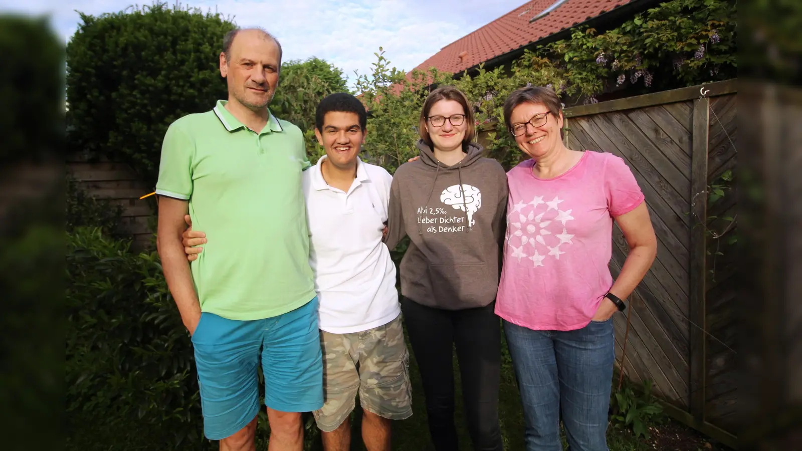 Man versteht und man schätzt sich: Die Vannahmes mit ihrem Gastschüler Zaid aus Jordanien. Im Juli geht Zaid nach Jordanien zurück. (Foto: RedN)