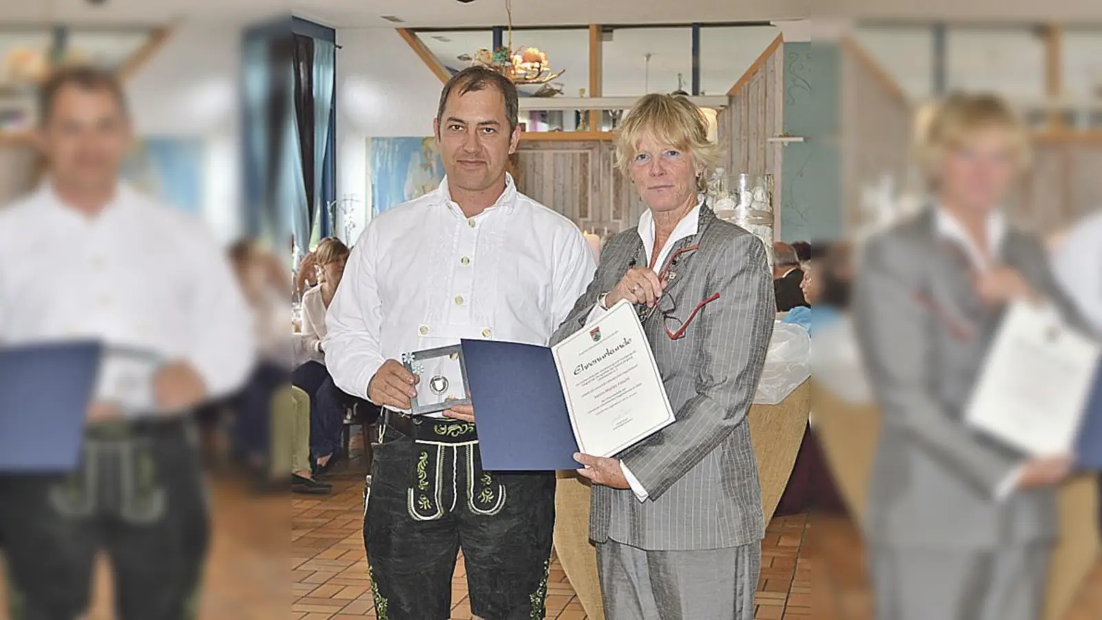 Martin Pöschl wurde für seinen Einsatz im Bereich Karate bei der SpVgg von Bürgermeisterin Urusla Mayer geehrt. 	 (Foto: VA)