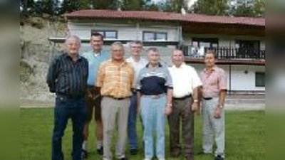 Die fleißigen und fachkundigen »Bienen« des SC Massenhausen: (v. li.): Helmut Wildgruber, Vorsitzender Hans Kahlert, Ludwig Kratzl, Bürgermeister Rainer Schneider, Sepp Antesberger, Robert Nieder und Adolf Festbaum.	  (Foto: VA)