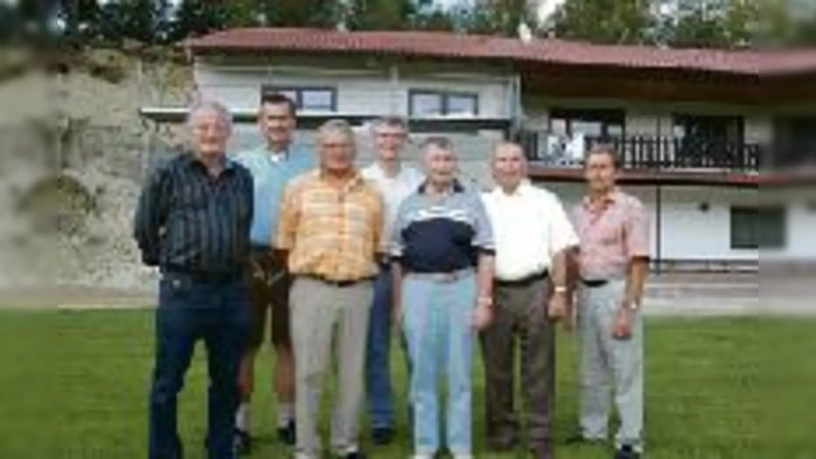 Die fleißigen und fachkundigen »Bienen« des SC Massenhausen: (v. li.): Helmut Wildgruber, Vorsitzender Hans Kahlert, Ludwig Kratzl, Bürgermeister Rainer Schneider, Sepp Antesberger, Robert Nieder und Adolf Festbaum.	  (Foto: VA)