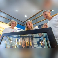 Beim Tag der offenen Tür der Bundesbank kann man einen echten Goldbarren anfassen - mehr leider nicht. (Foto: Falk Heller)