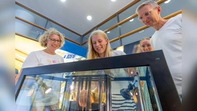 Beim Tag der offenen Tür der Bundesbank kann man einen echten Goldbarren anfassen - mehr leider nicht. (Foto: Falk Heller)
