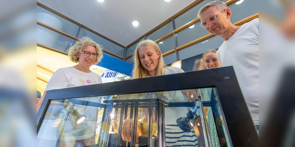 Beim Tag der offenen Tür der Bundesbank kann man einen echten Goldbarren anfassen - mehr leider nicht. (Foto: Falk Heller)