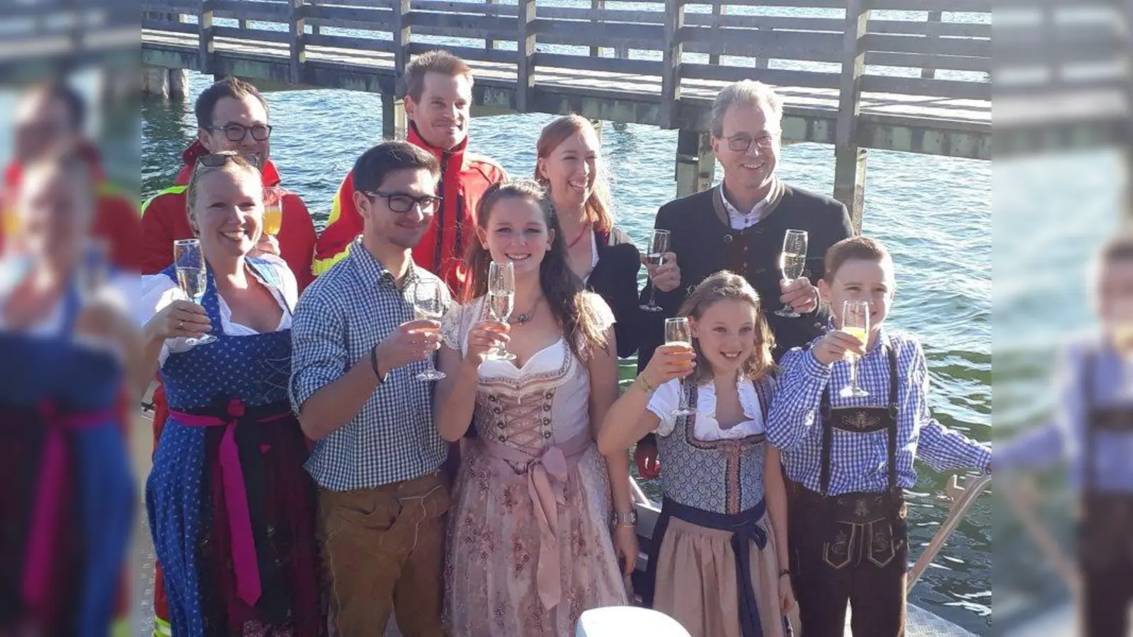 Philipp Gounelas und Vera Gallner (links) sind das stolze Erwachsenen-, Jozo Dumancic und Maja Dickel das Kinderprinzenpaar des PFC Pöcking. Auf ihrer Fahrt werden sie von Bürgermeister Rainer Schnitzler, den PFC-Präsidentinnen Stephanie Lörke und Franzi Curth sowie der DLRG-Mannschaft begleitet. (Foto: PFC Pöcking)