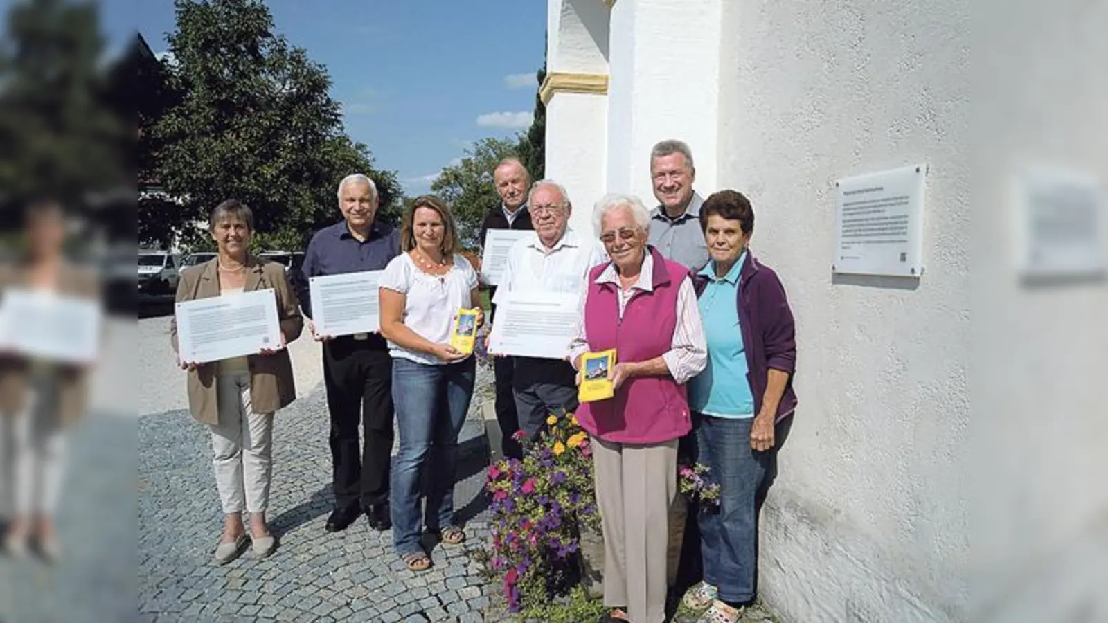 Pfarrgemeinderatsvorsitzende Berta Koch, Pfarrer Jakob Brandl, Christine Lurweg, Mesner Ludwig Neumayr, Berthold Schäfer, Therese Neumayr, Bernhard Schäfer und Lotte Neumayr (v.li.). 	 (Foto: Heimatverein Frauenneuharting e.V.)