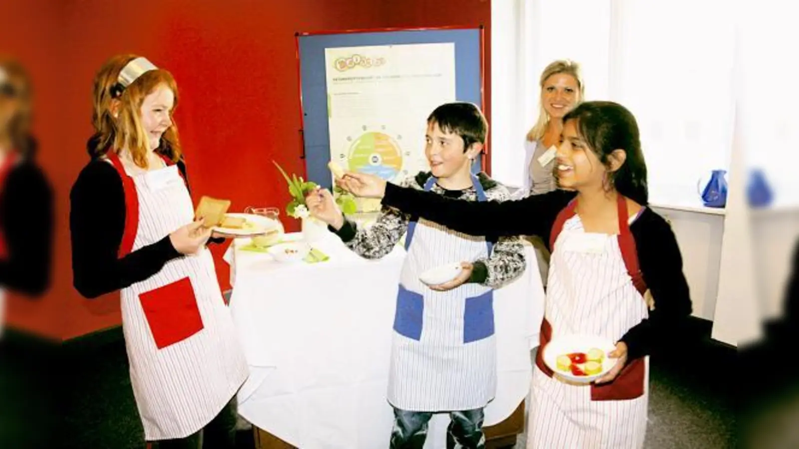 Carolin, Gino und Wieketa (von links) versuchen, sich gegenseitig von ihrem guten Geschmack zu überzeugen. Lehrerin Bronja Hien (hinten) freuts.	 (Foto: em)