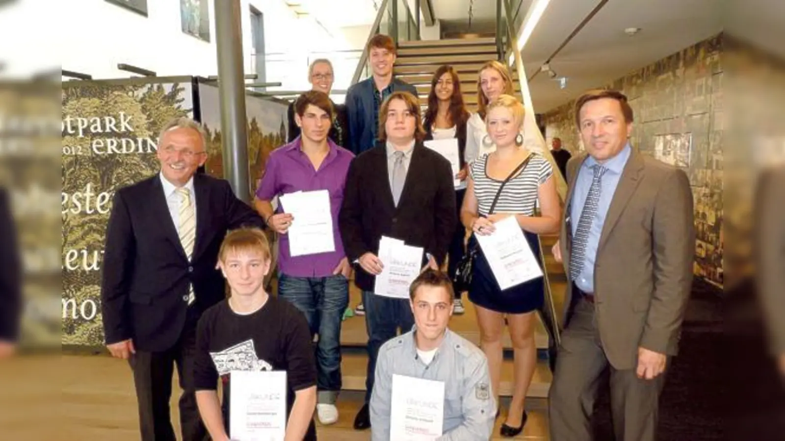 Mit stolzen Gesichtern nahmen die Schüler ihre Urkunden und das Lob von Bürgermeister Max Gotz (r.) an. 	 (Foto: bb)