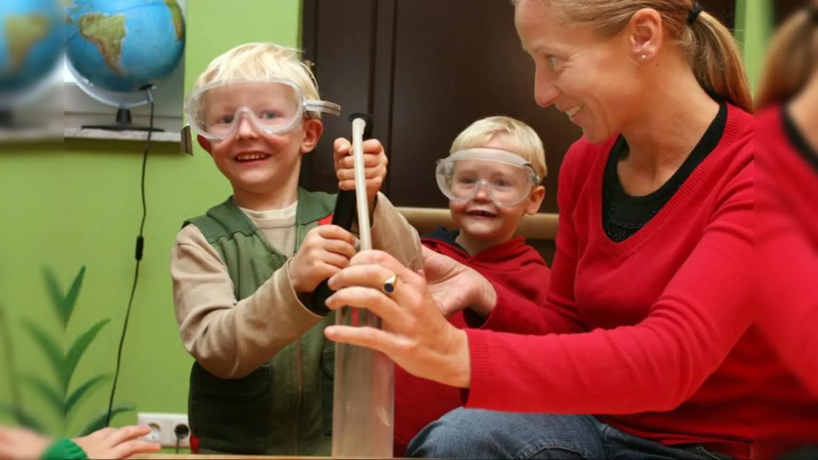 Experimentieren unter fachkundiger Anleitung macht einfach Spaß. (Foto: pi)