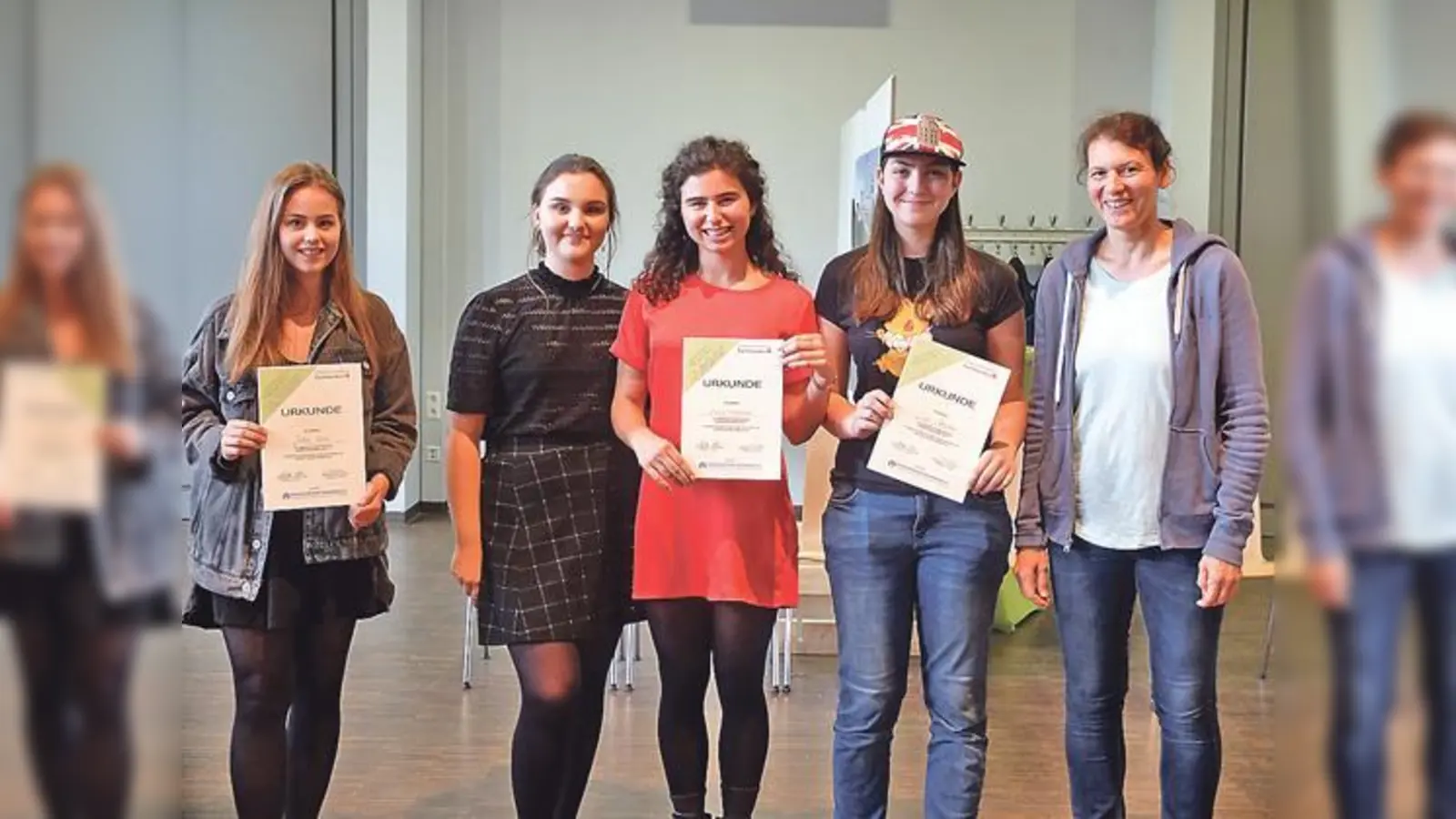 Drei der Preisträger aus der Gruppe des Ernst-Mach-Gymnasiums, von links: Julia Voitl, Cara Steickart (Projektleitung), Iulia Pretorian, Lisa Schwarz und Ursula Wellenhofer (Kunstlehrerin).	 (Foto: VA)