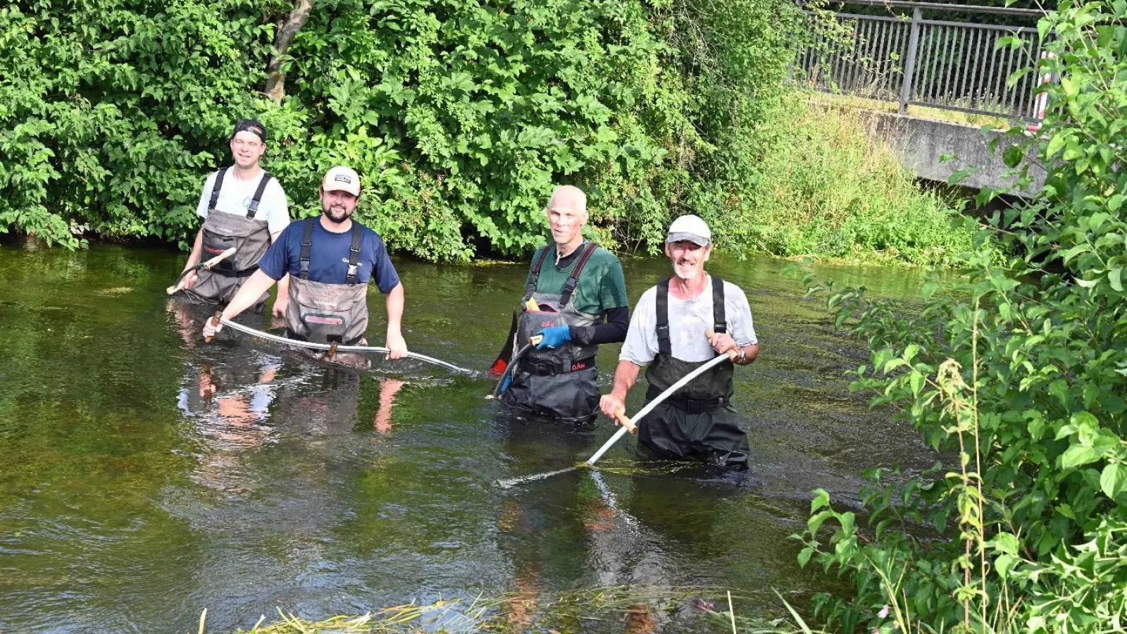 Mit der Sense im Wasser: In südlicher Richtung wurde der Seebach von Hand gemäht.  (Foto: Ursula Baumgart)